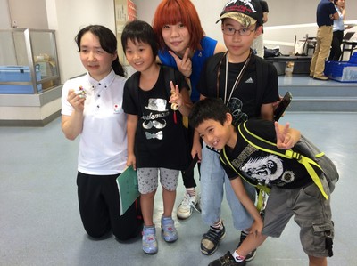 エスコートキッズの小学生と日本選手.jpg